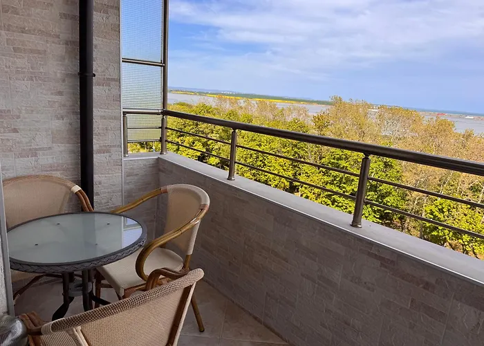 Апартамент Sea View Escape *